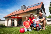 Die Nutzung der Sonnenwärme ist eine der schonendsten Formen zu heizen – die Umwelt wird es Ihnen danken! Noch dazu ist Sonnenwärme kostenlos und spart einiges an Energie.<br />Bild: BDH