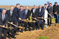 Erster Spatenstich bei Kermi mit Vertretern der Regionalpolitik, der ausführenden Baufirmen und den Repräsentanten der Firma Kermi. Bild: Kermi