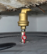 Ein SpiroTop auf dem Pufferspeicher bei einer Heizungsmodernisierung – für eine dauerhaft sichere Entlüftung.<br />Foto: Spirotech<br />