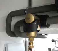 Spirotech zeigt in Halle 9.0, Stand B 06 u. a. ein Nachfolgemodell des Schlammabscheiders MB3 (hier ohne Dämmschale), gedacht für den kleineren Einsatzbereich.<br />Bild: Spirotech