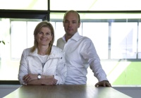 Die beiden Geschäftsführer Mag. Ute Steinbacher und Mag. Roland Hebbel freuen sich über einen SOLIDen 2.Platz. Bild: Steinbacher