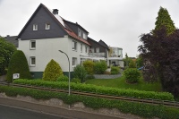 Das Wohn- und Geschäftshaus von Familie und SHK-Unternehmen Drees in Möhnesee wird jetzt von  einer Wärmepumpe beheizt. Die Energie kommt aus drei 99 Meter tiefen Bohrungen, die im Garten realisiert wurden.