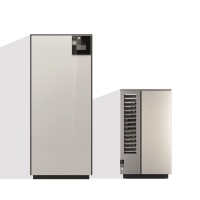 System M ist sensationell platzsparend: Die  Grundfläche der Inneneinheit (links im Bild) beträgt gerade einmal 60 x  60 cm – so viel wie ein  Kühlschrank. Draußen (rechts im Bild) ist System M mit einer Größe von 60 x 50 x 87 cm die kleinste Wärmepumpen-Außeneinheit auf dem  Markt.