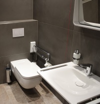 Im Hotel und im Sanitärgebäude gibt es für gehandicapte Gäste jeweils noch ein Barrierefrei-WC, in denen das Gerontomodul von TECE eingesetzt wurde. An zwei stabilen Metallplatten links und rechts am Modul, finden die benötigten Stützklappgriffe sicheren statischen Halt.