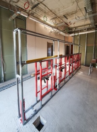 Hier sind die TECEprofil Vorwandkonstruktionen in der Rohbauphase zu sehen. Module für WC, Waschtisch und Dusche finden hier statisch sicheren Halt.<br />Bilder: TECE