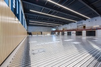 Das Trockenbausystem TECEfloor ist hier größtenteils bereits verlegt. Im Vordergrund ist das Umgehen der Einbauhülsen für die Turngeräte zu sehen.<br />Bilder: TECE<br />