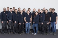 19 TGS-Mitarbeiter (18 davon im Bild) wurden in der Kalb Analytik AG in Feldkirch umfassend in Trinkwasserhygiene und Legionellenprophylaxe ausgebildet.<br />Bild: TGS/Darko Todorovic