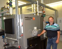 Friedrich Breslmayr, Eigentümer eines Tischlereibetriebs und einer Pension in Gallspach (OÖ)hat im Jahr 2012 sein Heizsystem auf den innovativen Turbomat umgestellt. Bild: Fröling 