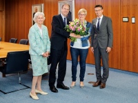 Verabschiedung von Marie-Luise Fasse (2.v.r.). Von links Brigitta Trox (Mitglied des Stiftungsrates), Prof. Dr. Hans Fleisch (Vorsitzender des Stiftungsrates der Heinz Trox-Stiftung), Harald Lenßen (Bürgermeister Neukirchen-Vluyn). 