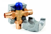 Die bewährten thermostatischen Mischventile NovaMix Value und NovaMix Standard sorgen für die Begrenzung der Warmwasser-Entnahmetemperatur und schützen dadurch zuverlässig vor Verbrühungsgefahr. Für die Montage am Speicheraustritt sowie in der Leitungsanlage bietet Taconova eine Dämmbox an, die den Armaturenkörper vollständig umschließt. Bilder Taconova
