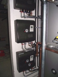 Als Kaskadenanlage deckt die Frischwasserstationen TacoTherm Fresh 40 auch einen großen Warmwasserbedarf bei gleichzeitig konstanter und gradgenauer Entnahmetemperatur. Bilder: Taconova