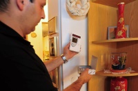 Einfache Installation, energieautarker und wartungsfreier Betrieb: „Intelligente“ Einzelraumregelungssysteme, die funkbasiert kommunizieren und sich per „energy harvesting“  selbst versorgen, sind ideal für die Nachrüstung im Bestand. Bild: Kieback&Peter
