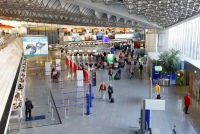 Ein geschäftiges Fleckchen Erde in Deutschland: Der Terminal 1 des Frankfurter Flughafens wird täglich von mehreren Zehntausend Menschen betreten. Die Sicherheit der Reisenden, Besucher und Mitarbeiter steht hier an oberster Stelle. Ein wichtiges Thema: der Brandschutz.<br />Bild: Fraport AG