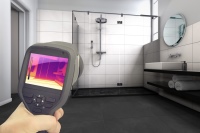 Die Wandheizung hält die Oberflächentemperatur über dem Taupunkt. Es kann sich kein Kondensat bilden.<br />Bild: Emoton