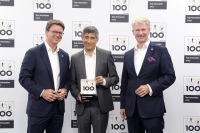 Wissenschafts-Journalist Ranga Yogeshwar übergibt den beiden CLAGE Geschäftsführern Joachim D. Gerdes und Jörg A. Gerdes die Auszeichnung.