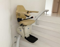 Sitzlift SLK – individuell für kurvige Treppen.
