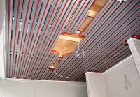 Die Rohrregister zum Heizen und Kühlen werden einfach in die Nut eingedrückt und abschließend beplankt.<br />Bilder: igr-raumklimasysteme.de