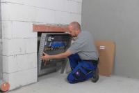 Die Verteilerstationen von Uponor werden komplett vorgefertigt geliefert. Für den Fachhandwerker heißt das: auspacken, anschließen, fertig.  <br />Bilder: Uponor