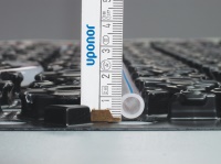 Durch die geringe Aufbauhöhe ist Uponor Minitec ideal für den nachträglichen Einbau. Die Noppen-Folienelemente werden direkt auf bestehendem Estrich, Holz- oder Fliesenbelag verlegt. Bild: Uponor