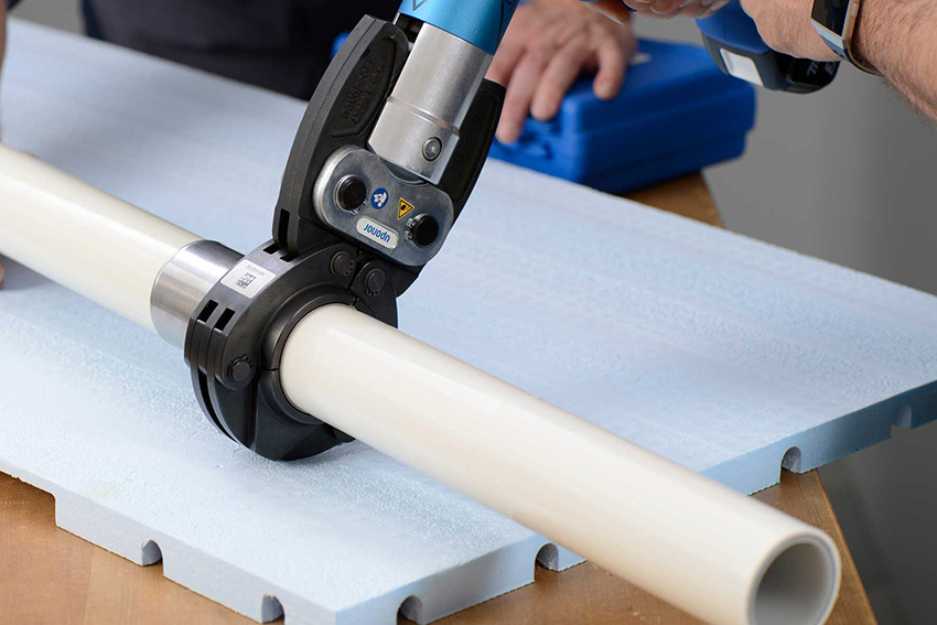 Die robuste Konstruktion der Fittings mit Edelstahl-Presshülsen...