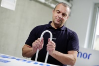 Der Biegeradius von Uni Pipe PLUS ist gegenüber herkömmlichen Verbundrohren bis zu 40 % enger.  