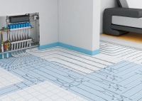 Die unkontrollierte Wärmeabgabe in der Nähe von Heizkreisverteilern und Anbindeleitungen lässt sich mit dem Vario Heat Protect Verlegesystem vermeiden.