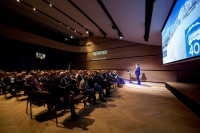 Kongressleiter und Uponor Vice President Sales & Marketing D-A-CH Heinz-Werner Schmidt begrüßte die rund 200 Teilnehmer des Kongresses, der unter dem Motto „Rückblick. Ausblick. Durchblick.“ stand.<br />Bild: UPONOR