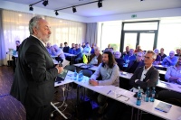 Prof. Dr.-Ing. Michael Günther stellte ein multifunktionales Gebäudes als Fallbeispiel vor, das als roter Faden durch die Veranstaltung diente.