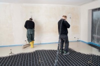 Die Ausgleichsmasse wird bei den Folienelementen von Uponor Minitec bis knapp über die Noppen aufgetragen. 