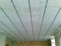 Zur optimalen Temperierung sind Kombinationen aus Decken-, Wand- und Fußbodeninstallationen möglich, beispielsweise mit Uponor Minitec.