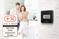 Das elegante und sehr flache Smatrix Style Raumthermostat fügt sich harmonisch in jede Wohnumgebung ein und überwacht dort laufend die operative Temperatur.<br />Bilder: Uponor