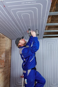 Die auf dem Renovis Element aufgedruckte Verlegung der Rohre erleichtert den Einbau von Einbauleuchten, Luftauslässen oder Sprinklern.