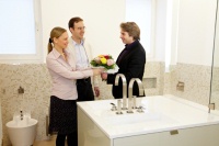 Um das Komplettbad-Potenzial besser auszuschöpfen, muss die Quantität zufriedener Kunden und zufriedener Profis erhöht werden. Das VDS-Badforum machte deutlich, dass hier noch eine Menge Arbeit auf die Branche wartet. Nette Blumen-Gesten inklusive. Bild: VDS