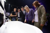 Den kompletten Messestand hatte Viega mit auf die Reise genommen worden. Wie auch auf der ISH war das Interesse groß an den neuen Varianten der elektronischen Wannenarmatur Multiplex Trio E (im Bild) und der neuen Duschrinne Advantix Vario. 