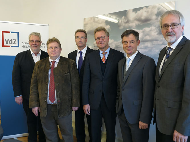 V.l.n.r.: Friedrich Budde (ZVSHK), Guido Eichel (AdK),...