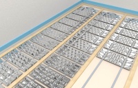 Die Fußbodenheizung PYD-ALU FLOOR Trocken während der Installationsarbeiten. Auf die fertig verlegten Heizleitungen werden die Thermoleitbleche aufgeklipst. <br />Bild: PYD