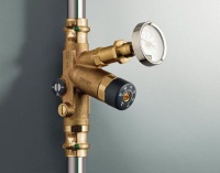 Im Bestand kann es notwendig sein, f&uuml;r den hydraulischen Abgleich h&ouml;here Trinkwarmwasser-Temperaturen als 60 &deg;C einzustellen. Diese M&ouml;glichkeit besteht beispielsweise durch Einsatz eines Easytop-Zirkulationsregulierventils mit einem Einstellbereich bis 65 &deg;C. Bilder: Viega