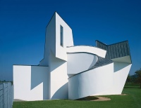Das Gebäude des Vitra Design Museums ist ein programmatisches Werk des Dekonstruktivismus. Die Form bestimmen Türme, Rampen und Kuben. Auf zwei Etagen befinden sich ca. 700 qm Ausstellungsflächen, das Tageslicht tritt durch große Fensteröffnungen im Dachbereich ein.<br />Bild: Thomas Dix 