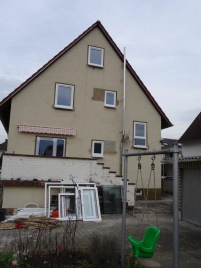 Das Edelstahlrohr führt außen am Haus entlang. 