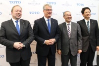 Die neue Kooperation (von links nach rechts): Andreas Pfeiffer, Vorstand Unternehmensbereich Bad & Wellness Villeroy & Boch AG; Frank Göring, Vorstandsvorsitzender Villeroy & Boch AG; Kunio Harimoto, Representative Director and President TOTO Ltd.; Hiromichi Tabata, Director and Senior Executive Officer TOTO Ltd. Bild: Villeroy & Boch<br />