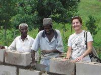 Mr. Sipho Mamba zusammen mit einem Bauarbeiter und der Hand in Hand e.V. Vorsitzenden, Frau Ersin Müller