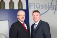 Die Hagener WESTFA GmbH startet mit einer neuen Führungsspitze in das Jahr 2013: Oliver Nehring (rechts) ist seit 1. Januar neuer Geschäftsführer des Experten für intelligente und zukunftsweisende Energiekonzepte. Er folgt damit auf Klaus Stolte (links), der dem Unternehmen seit 1997 vorstand und zur Jahresmitte in den wohlverdienten Ruhestand geht. Um eine professionelle Übergabe zu gewährleisten, werden Nehring und Stolte bis zu dessen offiziellem Ausscheiden am 30. Juni gemeinsam die Aufgaben der Geschäftsleitung übernehmen.<br />Bild: WESTFA GmbH