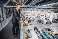  Oliver Hermes, Vorstandsvorsitzender und CEO der Wilo Gruppe, in der neu errichteten und nach Industriestandards konzipierten Smart Factory in Dortmund. <br />Bilder: WILO SE