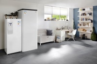 Aufeinander abgestimmte Systeme: Roth Sole/Wasser-Wärmepumpe ThermoTerra und Roth Wärmespeicher Thermotank Quadroline. <br />Bild: ROTH Werke