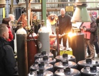 Badeofenfertigung / einsetzen und dichtschweißen des Rauchrohres mit dem Behälter<br />Bilder: Eisenwerk Wittigsthal<br />