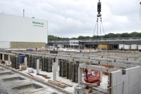 Logistikdienstleister investiert in nachhaltige Firmengebäude: Baustelle des neuen Hochregallagers mit Wärmepumpenheizung. Bild: TECE