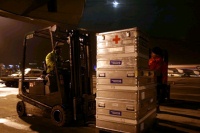 Die Wasseraufbereitungstechnik für Haiti bei der Verladung am Flughafen Frankfurt-Hahn. Foto: Veolia