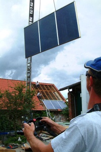 Indachkollektoren sind für viele Solarfreunde eine optisch ansprechende Alternative. Ein formschönes Ergebnis auf dem Dach bedarf allerdings auch einer etwas aufwändigeren Montage. Mit Kran, Technik, Manpower und Know-how unterstützt Westfa seine Fachhandwerkspartner bei diesen und weiteren anspruchsvollen Montagen. Bild: Westfa<br />