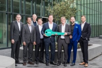 v.l.n.r.: Georg Weber (Chief Technology Officer), Dr. Mahmud Mustafa (Leiter Operations), Holger Herchenhein (Senior Vice President Group Quality & Qualifications), Mathias Weyers (Chief Financial Officer), Oliver Hermes (Vorsitzender des Vorstands & Chief Executive Officer), Dr. Georg Fölting (Standortleiter), Martin Linge-Boom (Leiter Corporate Real Estate Management), Dr. Patrick Niehr (Chief Change Officer) bei der feierlichen Schlüsselübergabe zur Smart Factory. <br />Bild: WILO SE