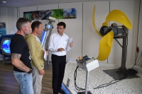 Besucher informieren sich über das neue Flygt-Rührwerk 4320.<br />Bild: Xylem Water Solutions